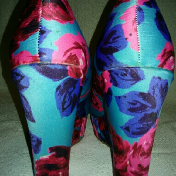 💕EUC Madden girl rose print platform wedges - Picture 5 of 7